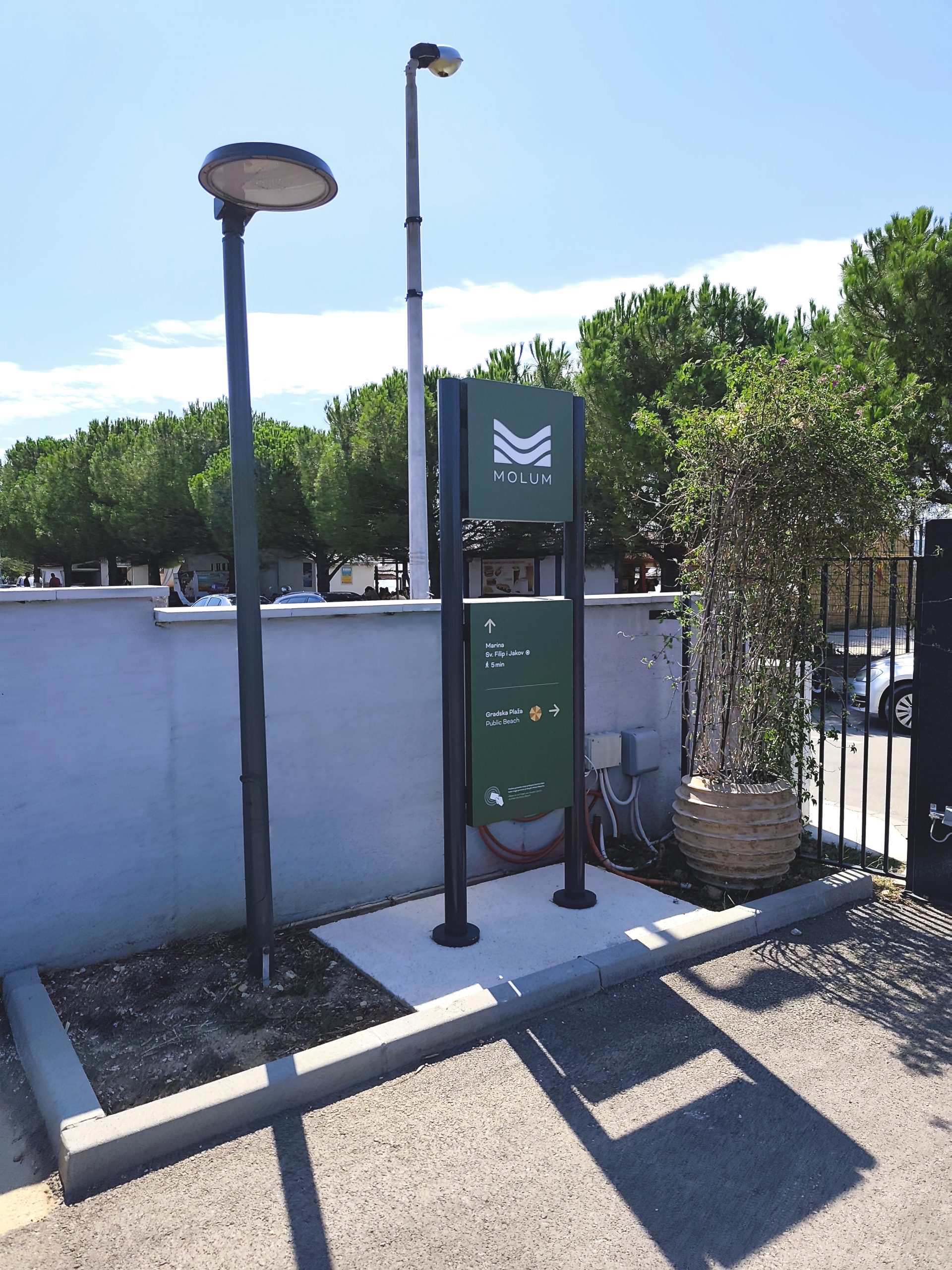 Molum_Outdoor sign_gate