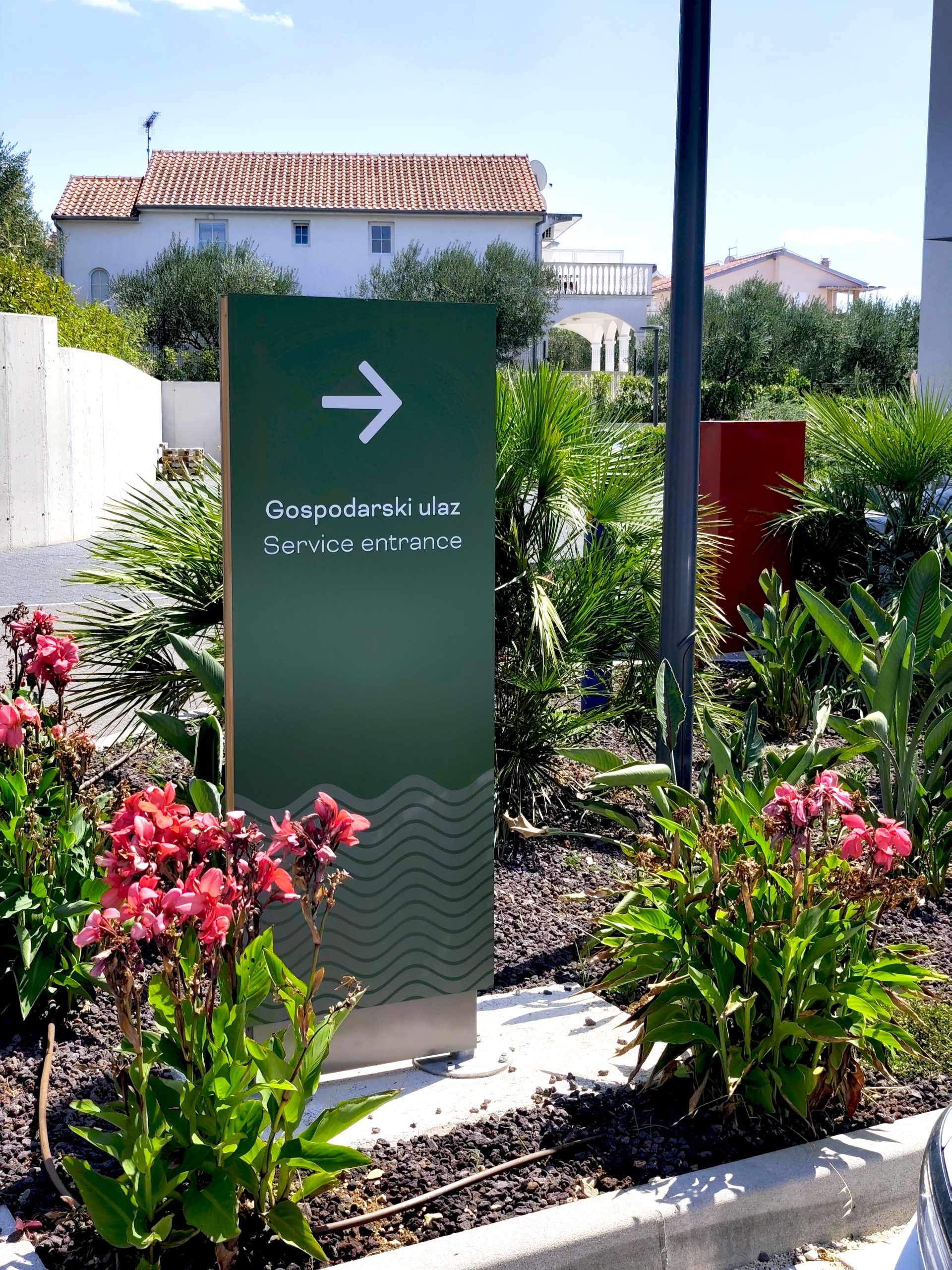 Molum_outdoor-totem-1